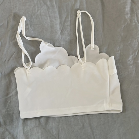 Simple Whute crop top adjustable - Picture 2 of 3